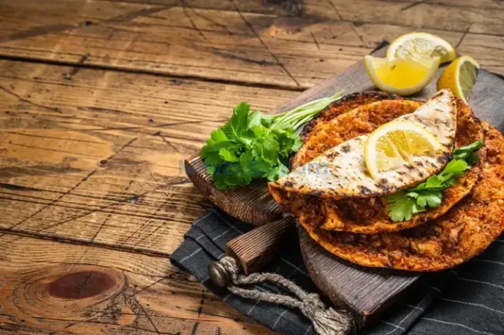 Evde Çıtır Lahmacun Tarifi: İncecik Hamuru ve Bol Kıymalı Harcıyla Tam Ölçü